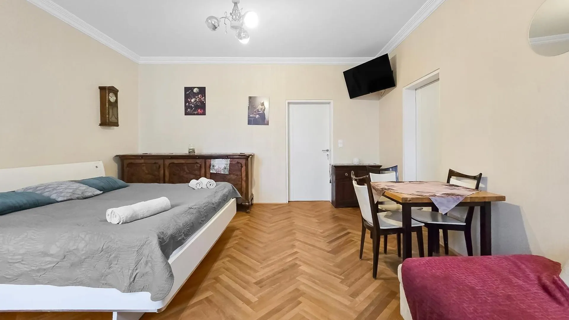 Davidov Stays Danube Wien
